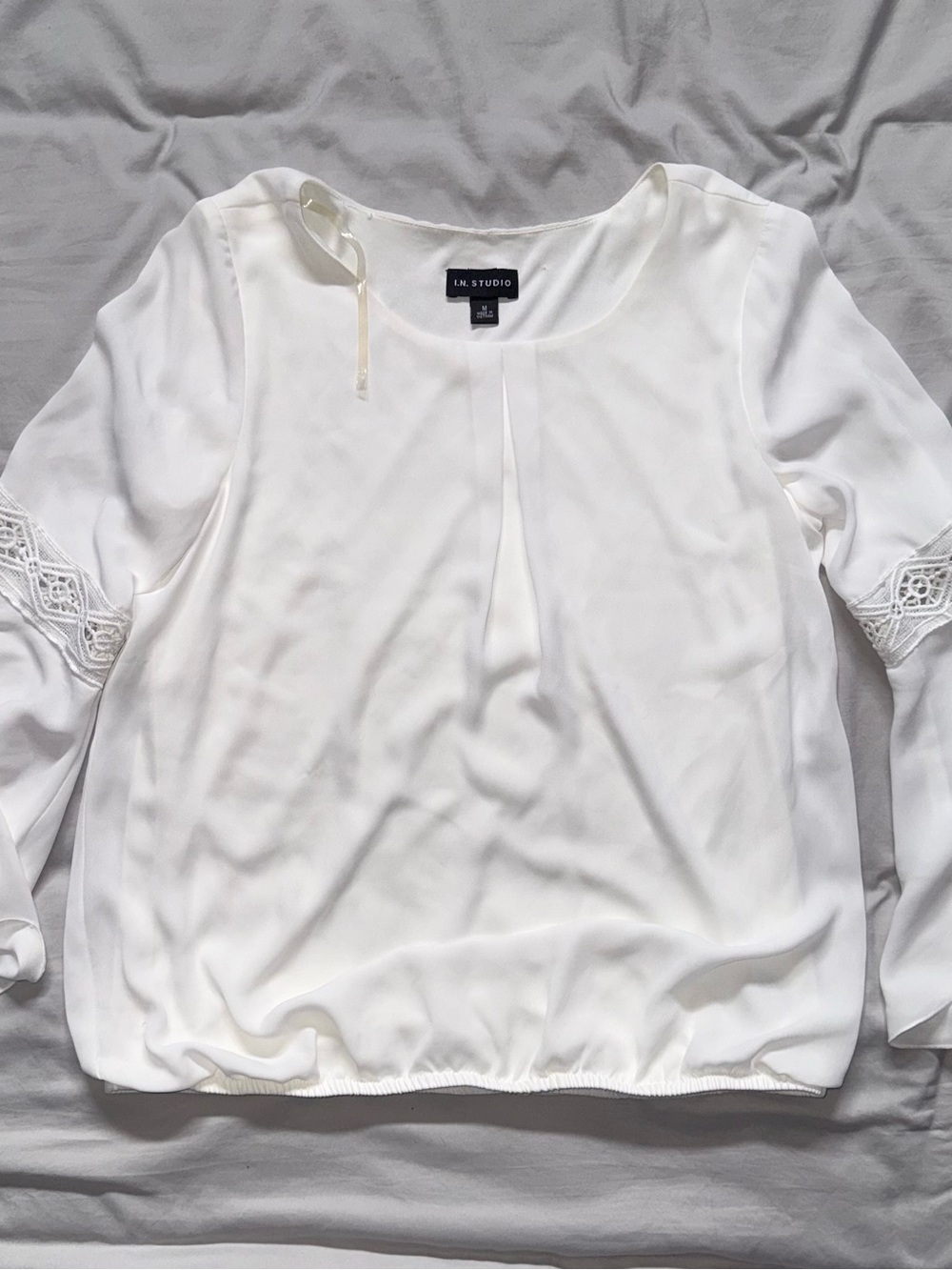 I.N. STUDIO WOMENโS WHITE BLOUSE SIZE MEDIUM 100% POLYESTER